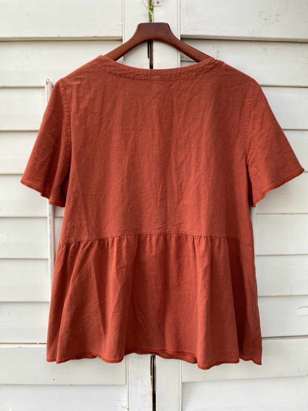 Button-Front 100% Cotton V-Neck Peplum Blouse in Rust - Picture 4 of 4